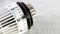 La photo montre un thermostat de radiateur