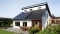 La photo montre des panneaux photovoltaïques installés sur le toit d’une maison individuelle.