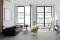 Mobili di design nello spazioso soggiorno del loft